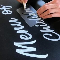 Accessoires Bombes De Peinture Set De Pochoirs 5 Cm - Lettres Décoratives 64 Caractères - Qbix -Creavea Shop set de pochoirs 5 cm lettres decoratives 64 caracteres qbix p 3